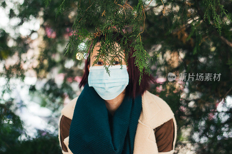 一个年轻女子的肖像戴着面具库存照片