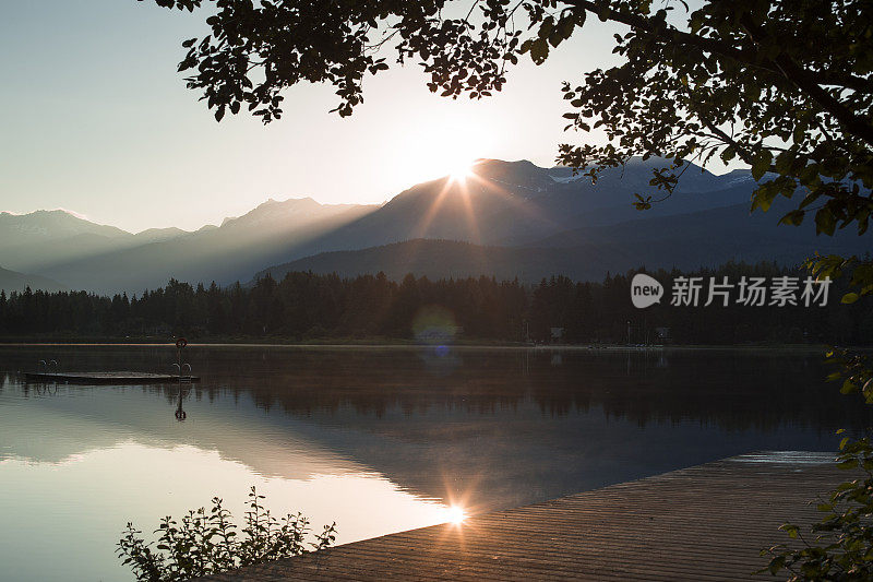 惠斯勒夏季风景优美，湖水平静，群山环抱