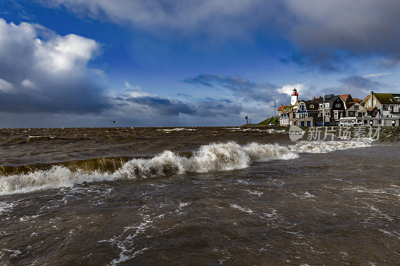 风暴掠过乌克岛，福莱弗兰岛的埃瑟米尔岛上有一座灯塔。