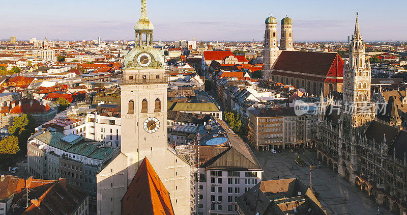 鸟瞰图的玛丽恩广场与慕尼黑大教堂和新市政厅，德国