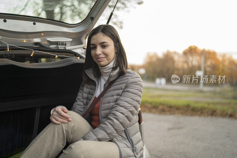 漂亮女人在敞篷后备箱里