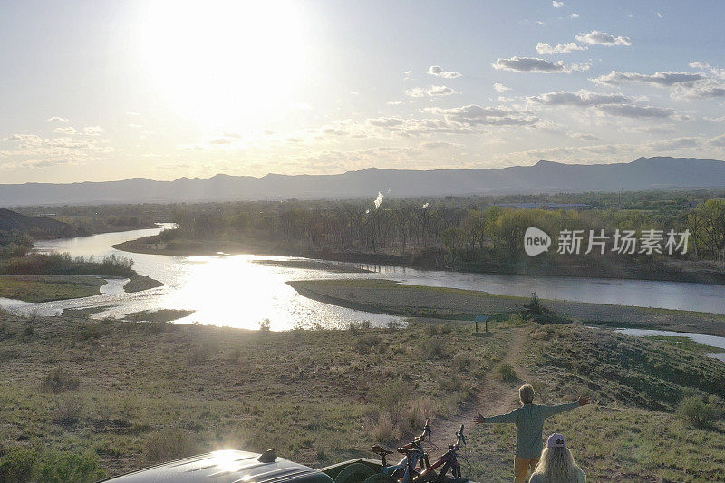 鸟瞰图的山地自行车夫妇离开车辆以上的河