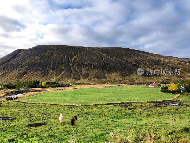 Svinavatn，冰岛:红白教堂和山