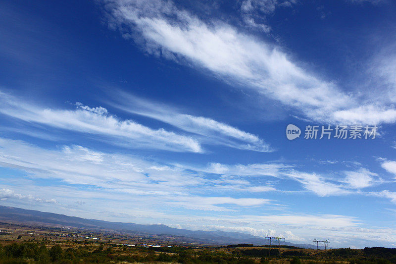 蓝天下的田野风景