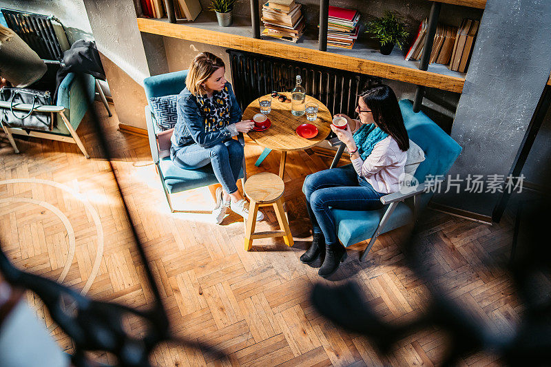 两个女人在咖啡馆一起享受