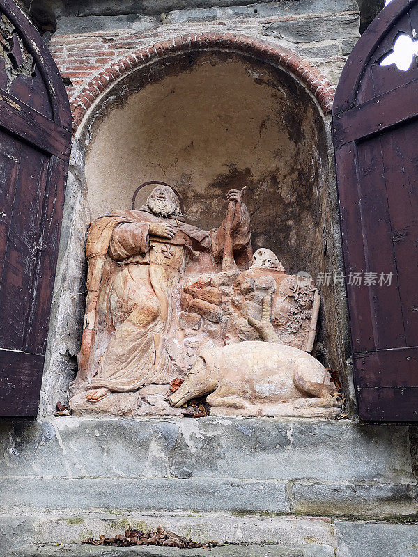 托斯卡纳阿雷佐省科尔托纳圣安东尼奥阿贝特教堂的圣人和小猪雕像