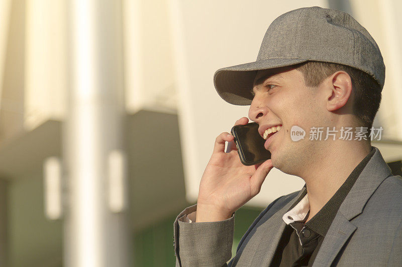 年轻的拉丁少年商人在美国使用5G技术通过手机工作和交谈。