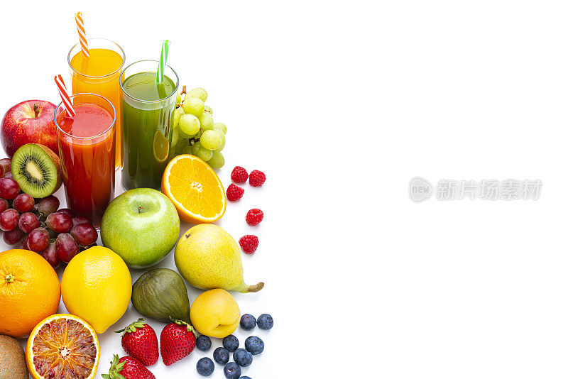 白色背景上的水果和果汁。本空间