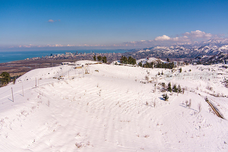 格鲁吉亚哥尼奥——2021年3月15日:下雪后的航拍画面