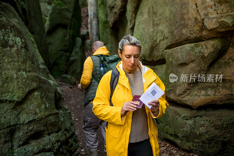 两个徒步旅行者展示他们的数字疫苗护照