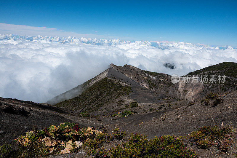 蓝天下的山脉风景