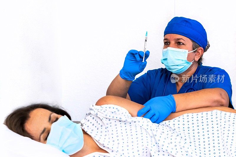 成熟的女护士给躺着的女病人注射