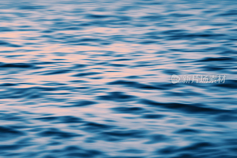海洋日落波涟漪抽象阳光背景蓝色粉红色图案黄昏模糊水曲线纹理曲线背景海黄昏到夜晚的时间流逝