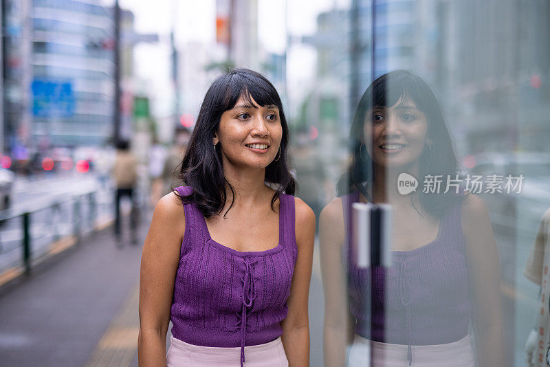 一名印尼女子走在城市里