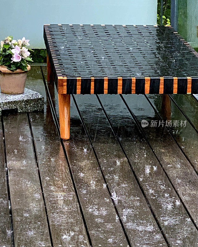 院子里下着大雨