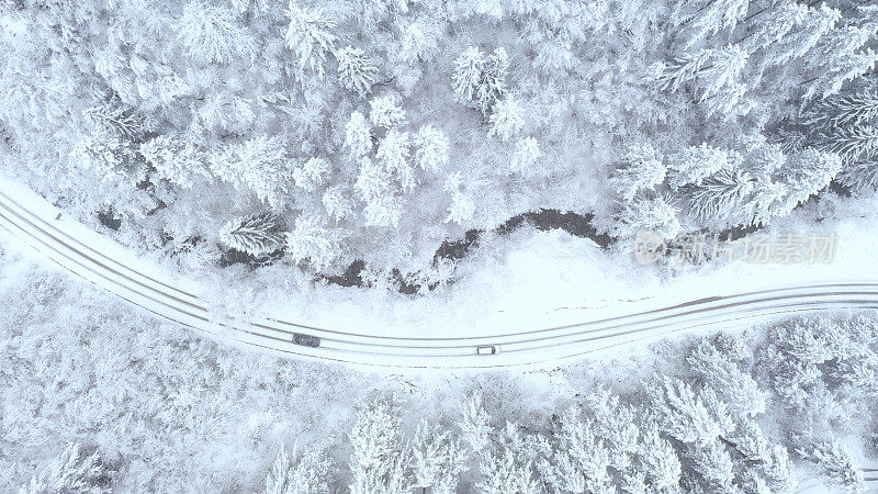 汽车在冬天的乡村道路上行驶