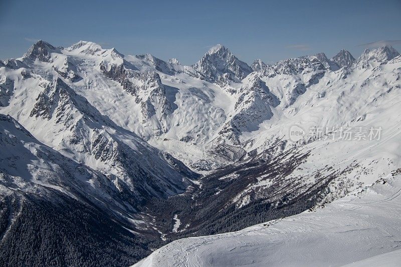 高加索山脉之间多雪的山谷