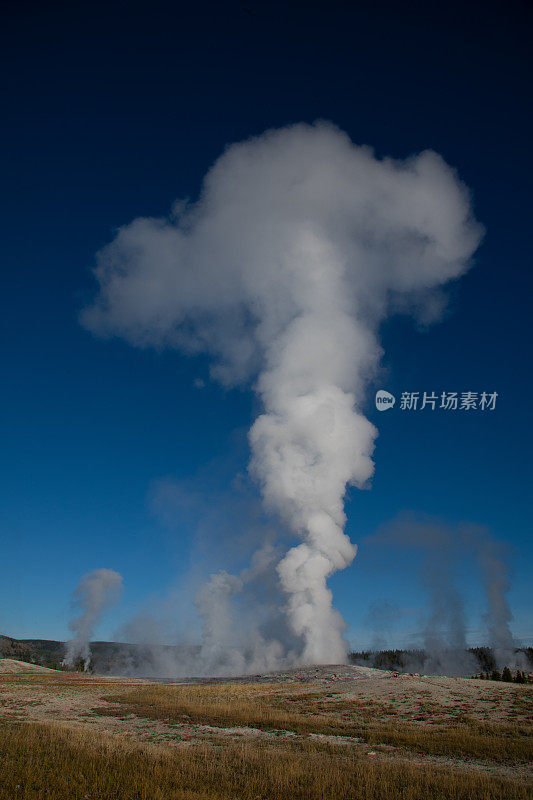 许多冰川和老忠实火山在天黑后喷发