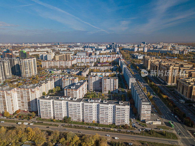 俄罗斯一个城市的居民区。典型的房屋建筑。有高层建筑的居住区