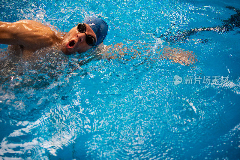 游泳者做爬泳时的呼吸动作