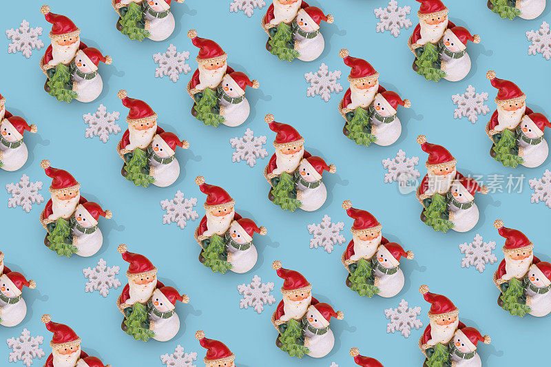 创意圣诞图案与圣诞老人和雪人在一个明亮的蓝色背景的拥抱。