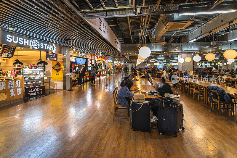 成田国际机场美食广场的寿司和当地美食的日本餐厅。