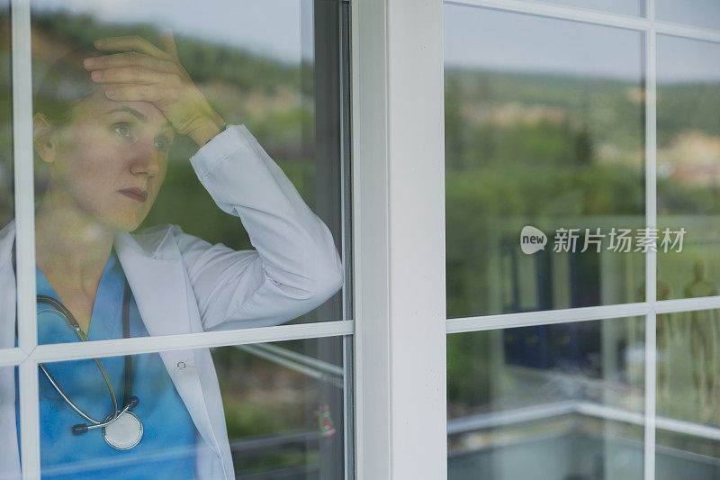 站在医院窗口的女护士心烦意乱