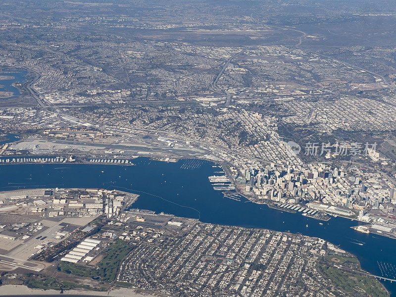 鸟瞰圣地亚哥港，这是一个晴朗的冬日，海湾里有商业和私人游艇和船只