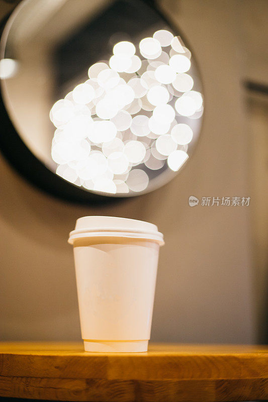 在有led灯的镜子前拿走咖啡杯