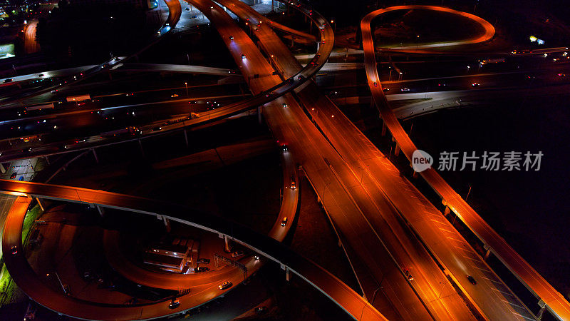 夜间高速公路立交鸟瞰图