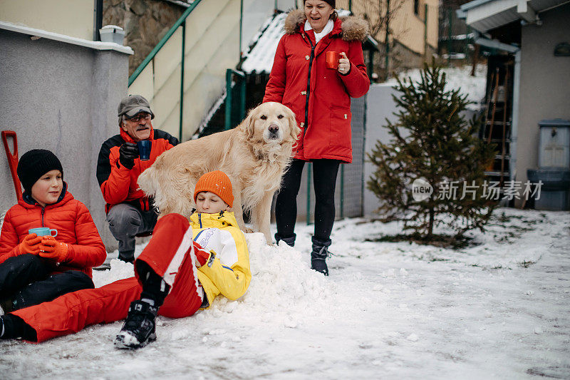 几代同堂的家庭从后院清理积雪