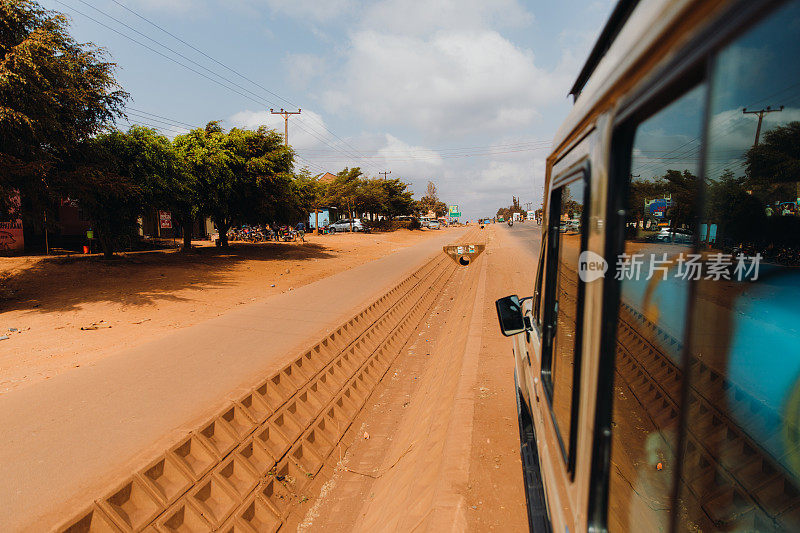行驶在坦桑尼亚的道路上