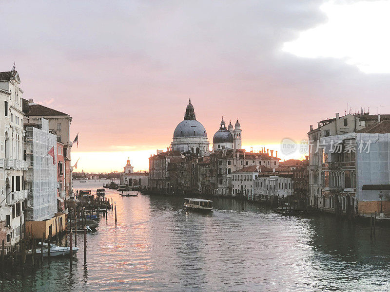 黎明时分的威尼斯大运河