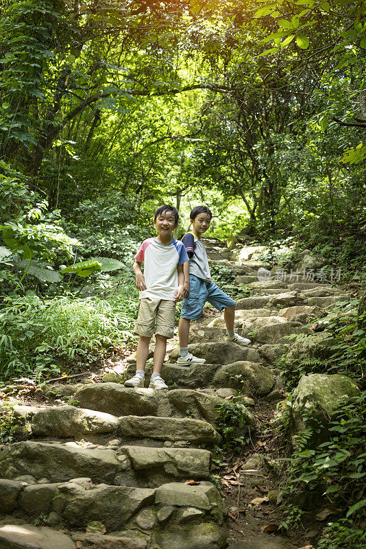 亚洲儿童在山里徒步旅行