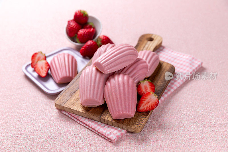 草莓玛德琳蘸草莓巧克力
