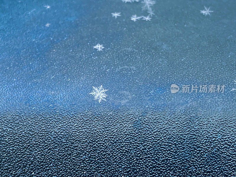 蓝色表面上的雪花