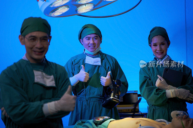 医生在手术室给病人做手术。