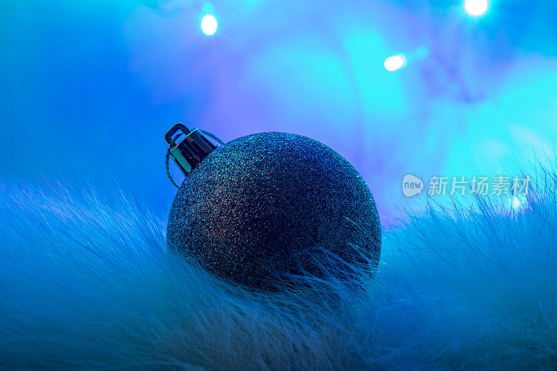 金色球圣诞装饰在蓝色的背景。圣诞节灯泡。