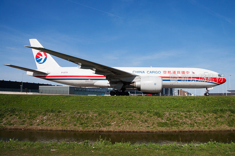 中国东航货机在机场降落。空运和海运。航空和飞机。运输行业。全球国际运输。飞和飞行。