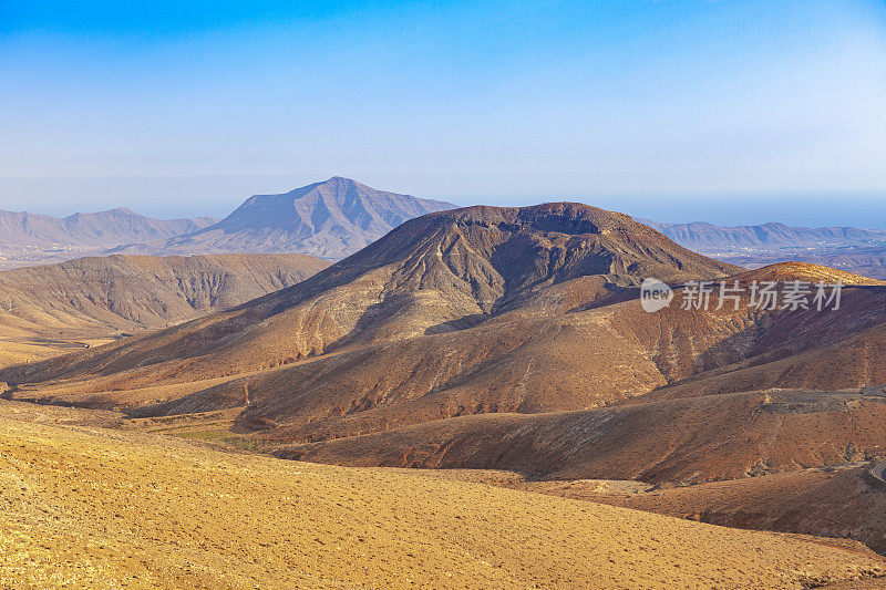 贝坦库里亚日落-在福埃特文图拉岛的Sicasumbre山的景色