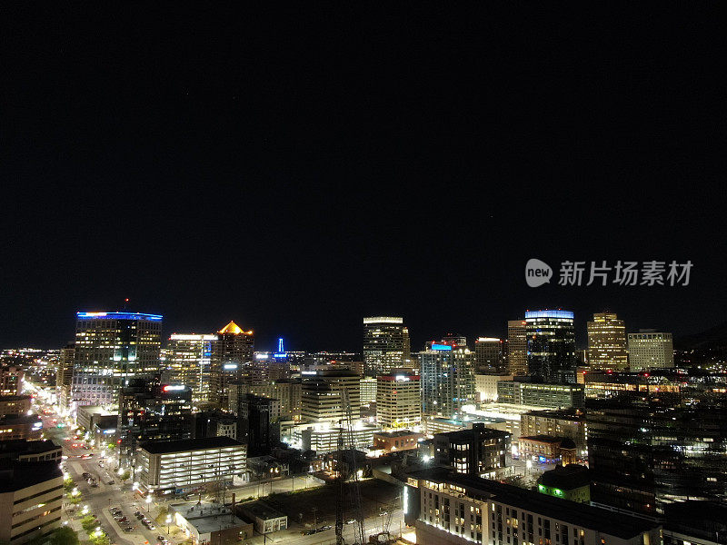 长曝光无人机拍摄的犹他州盐湖城市区夜间