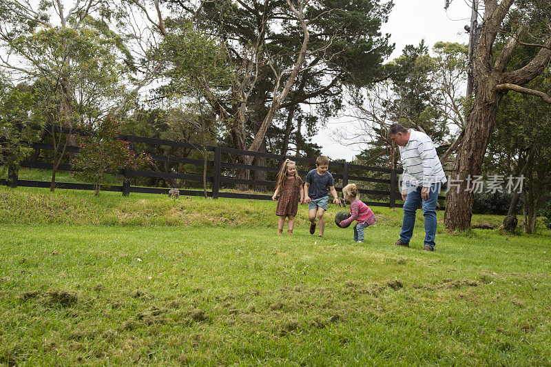 澳大利亚家庭在后院做运动