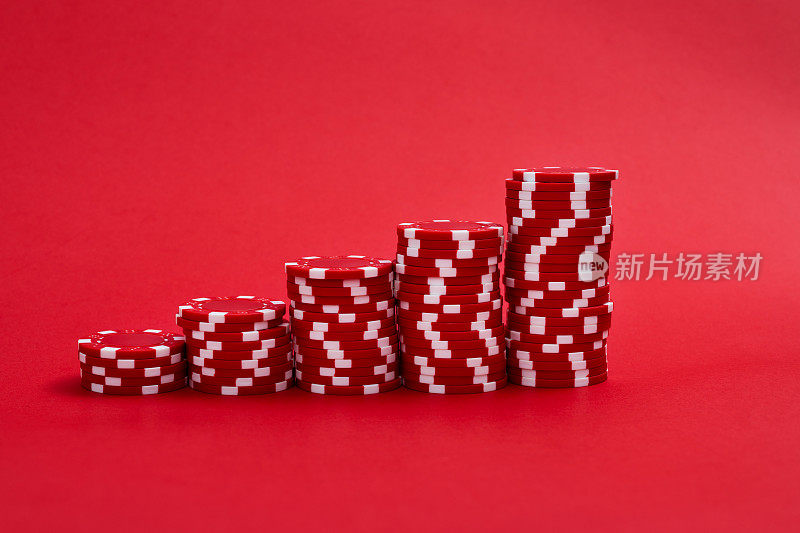 赌博筹码踩在红色背景上