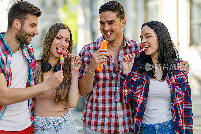 快乐的年轻朋友们在夏天一起享用冰淇淋。