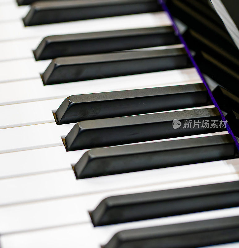 钢琴和钢琴键盘