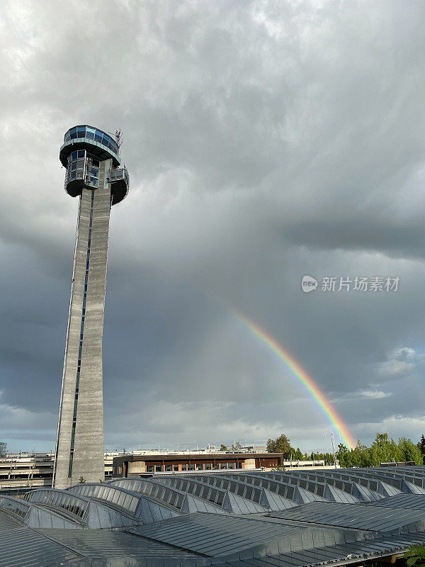 挪威奥斯陆加德默恩国际机场的机场控制塔和火车站雨棚屋顶