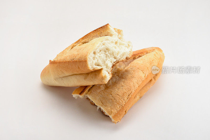 白底上切成两半的面包