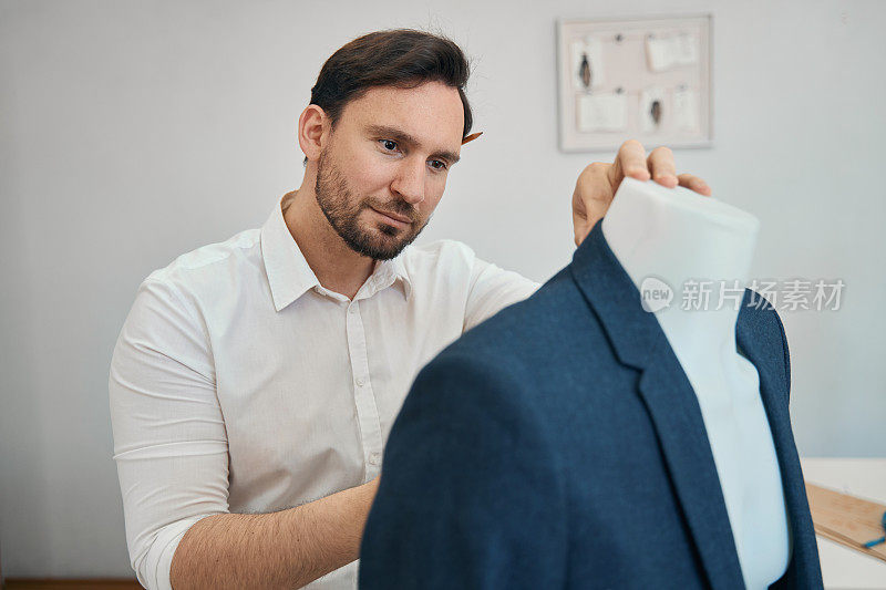 缝纫车间的时装设计师正在制作一件夹克