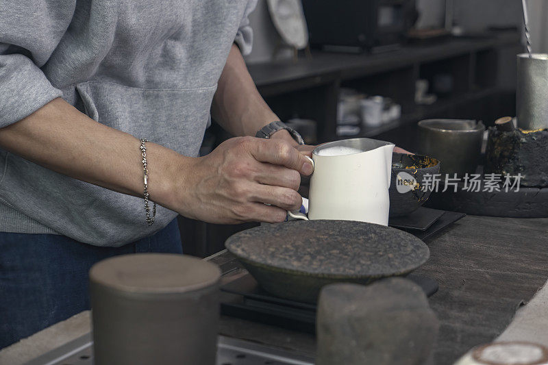 一名男子正在煮咖啡