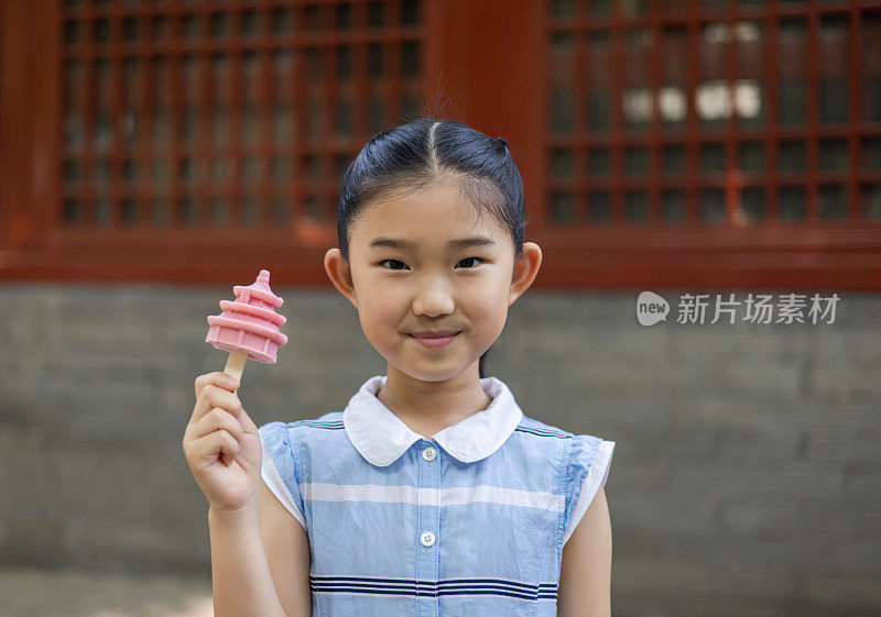 小女孩拿着北京天坛祈祷大厅模型冰棒